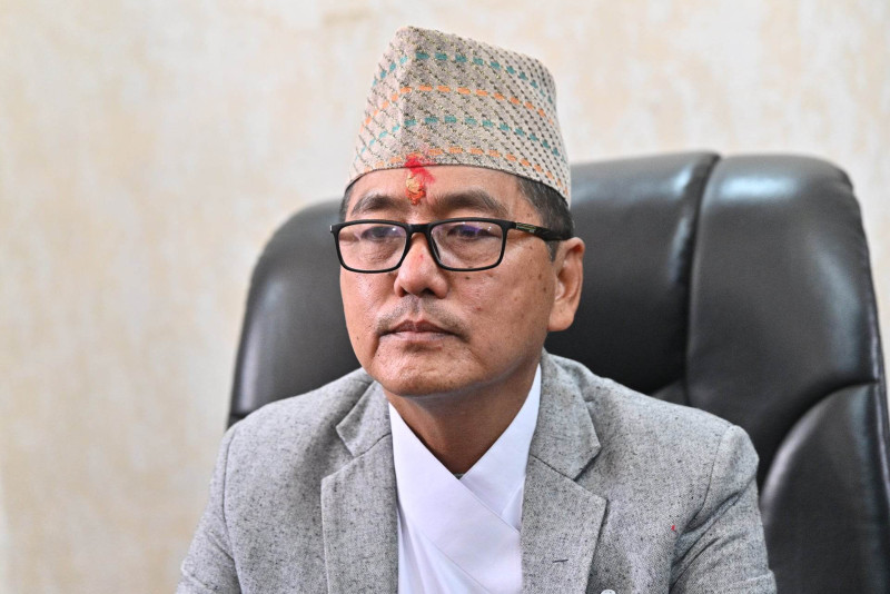 मलाई पलेँटी कसेर र उपरखुट्टी लगाएर बस्ने छुट छैनः उपप्रधानमन्त्री लिङ्देन